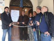 Gli operai di Longobucco impediscono al sindaco di entrare in municipio